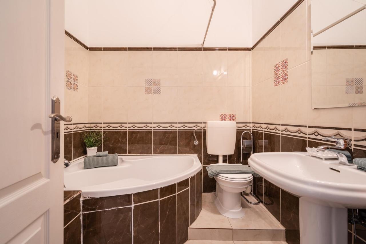 K10 - Kazinczy Street Heritage Suite - Best Location By Bqa Budapest Kültér fotó